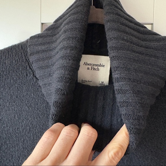 NWT Abercrombie & Fitch turtleneck sweater - Picture 2 of 4